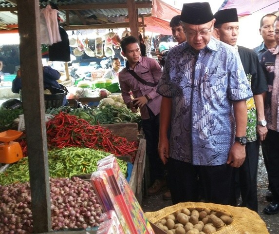 Bupati, Drs H Cek Endra sidak ke pasar atas Sarolangun beberapa waktu yang lalu